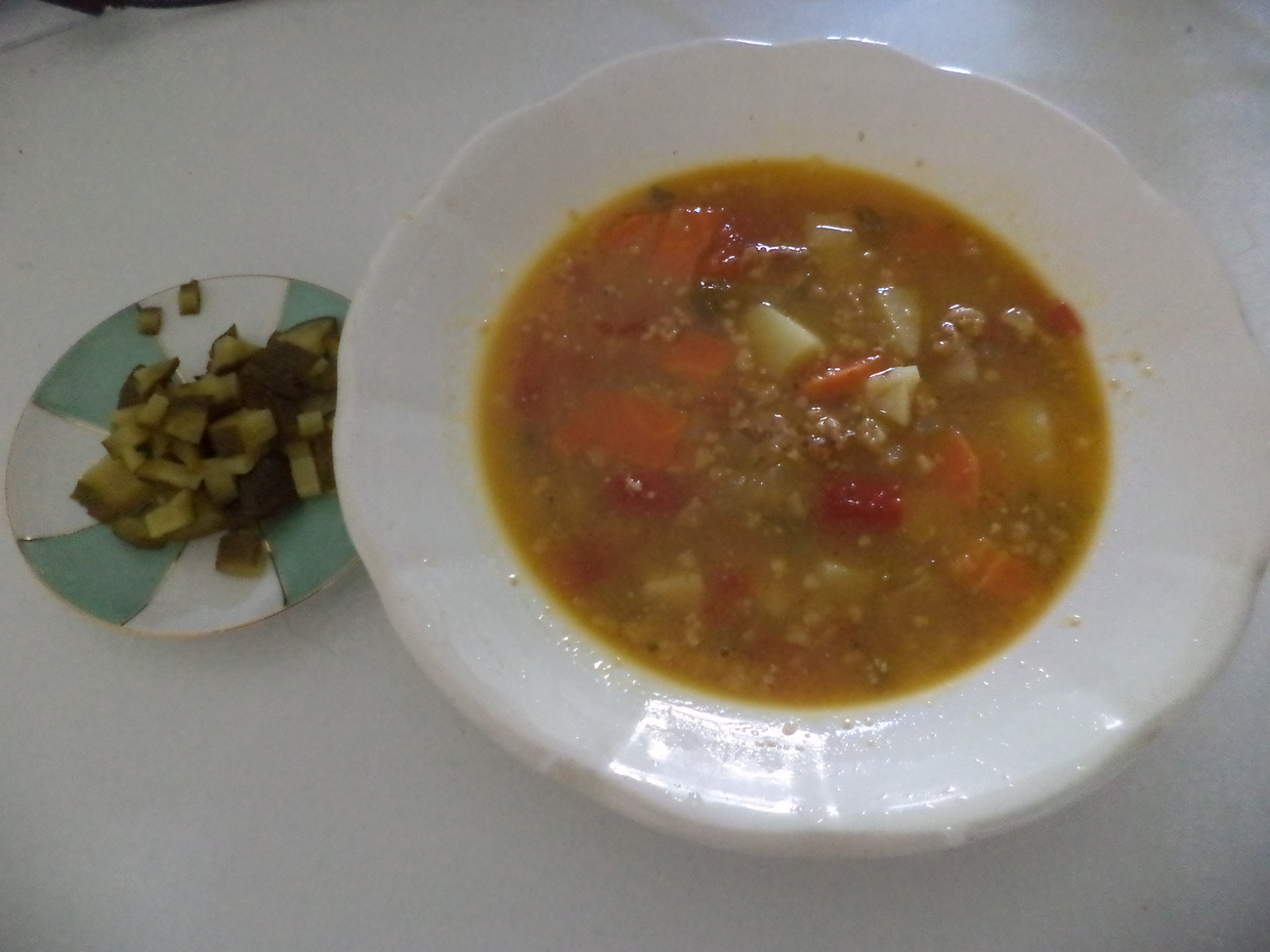 Fő a leves alapja, a hagyma, a jalapeno, a répa és a zeller.