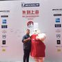 Rácz Jenő és a Michelin-baba Sanghajban. 