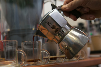 A Brikkát azért szeretik,mert nyomásfokozóval van ellátva. Emiatt a hagyományos kotyogóshoz képest nagyobb nyomással főzi a kávét. 