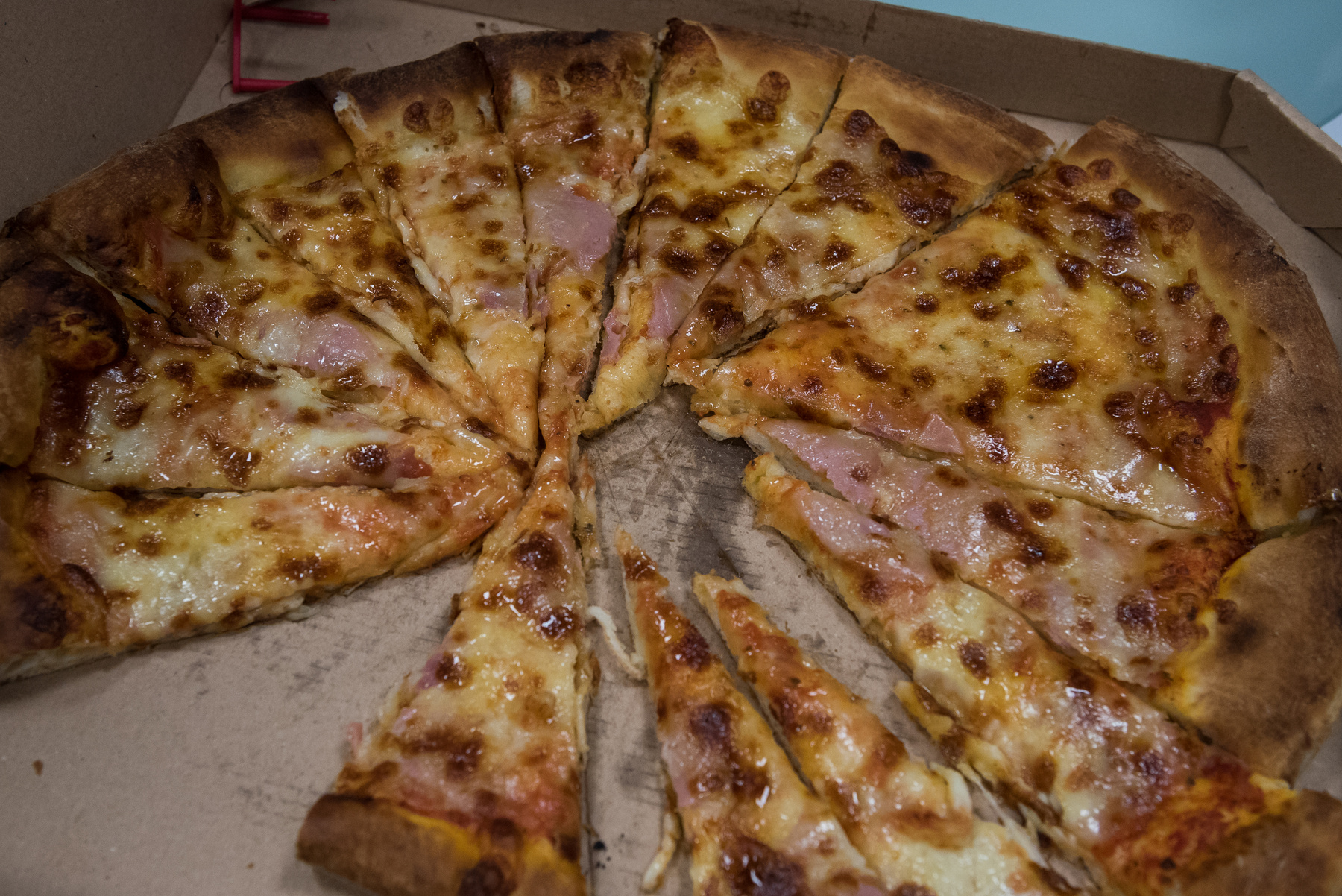 Most egy pizzafalatot sem köptünk ki és mi már az ilyen kis dolgoknak is nagyon örülünk!
