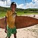 Helyi fiú büszkén mutatja a törött deszkát, amit egy ausztrál szörföstől kapott (Lombok, Indonézia)