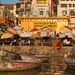 Ghatok, azaz vízhez levezető lépcsősorok a Gangesznél (Varanasi, India)