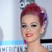 Katy Perry pink hajához is bevállalja a korallos árnyalatú rúzst.