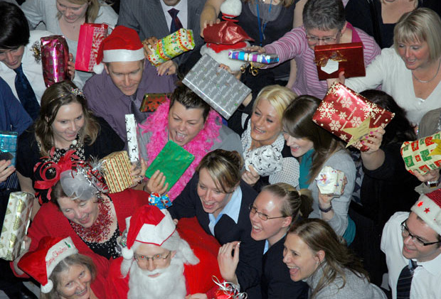 A legtöbb résztvevős karácsonyi húzást a nottinghami Boots UK dolgozói tudhatják magukénak, 1270 kolléga lepte meg egymást 2008. karácsonyán.