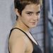 Emma Watson egy aranyló csekélységet tűzött a hajába egy premieren.