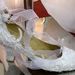 A csodaruhához cipőcsoda is tartozik: Sziráczky Illés Katalin cipőtervezővel dolgozott együtt, így alkották meg a menyasszonyi öltözethez tökéletesen passzoló magassarkút. A tervező textilcipői körülbelül 70 ezer forintba kerülnek