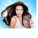 Csábos tekintettel húzza le a szürke fátylat a modell a hajáról a Garnier Pure Shine reklámjában.