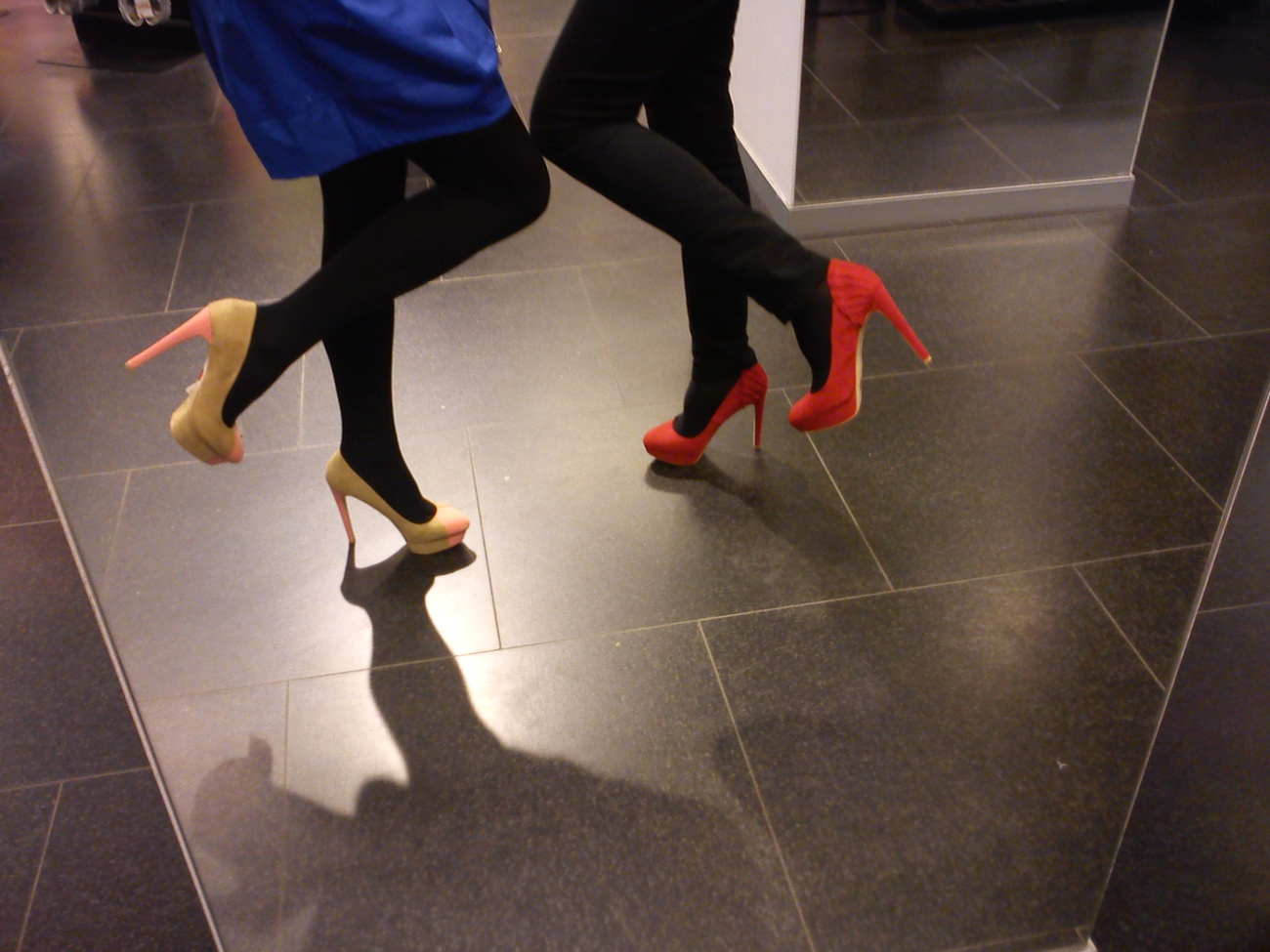 A Bershkában színes cipők is vannak a minik mellé: csak meg tudjunk állni bennük, (10-13 ezer forint egy pár)