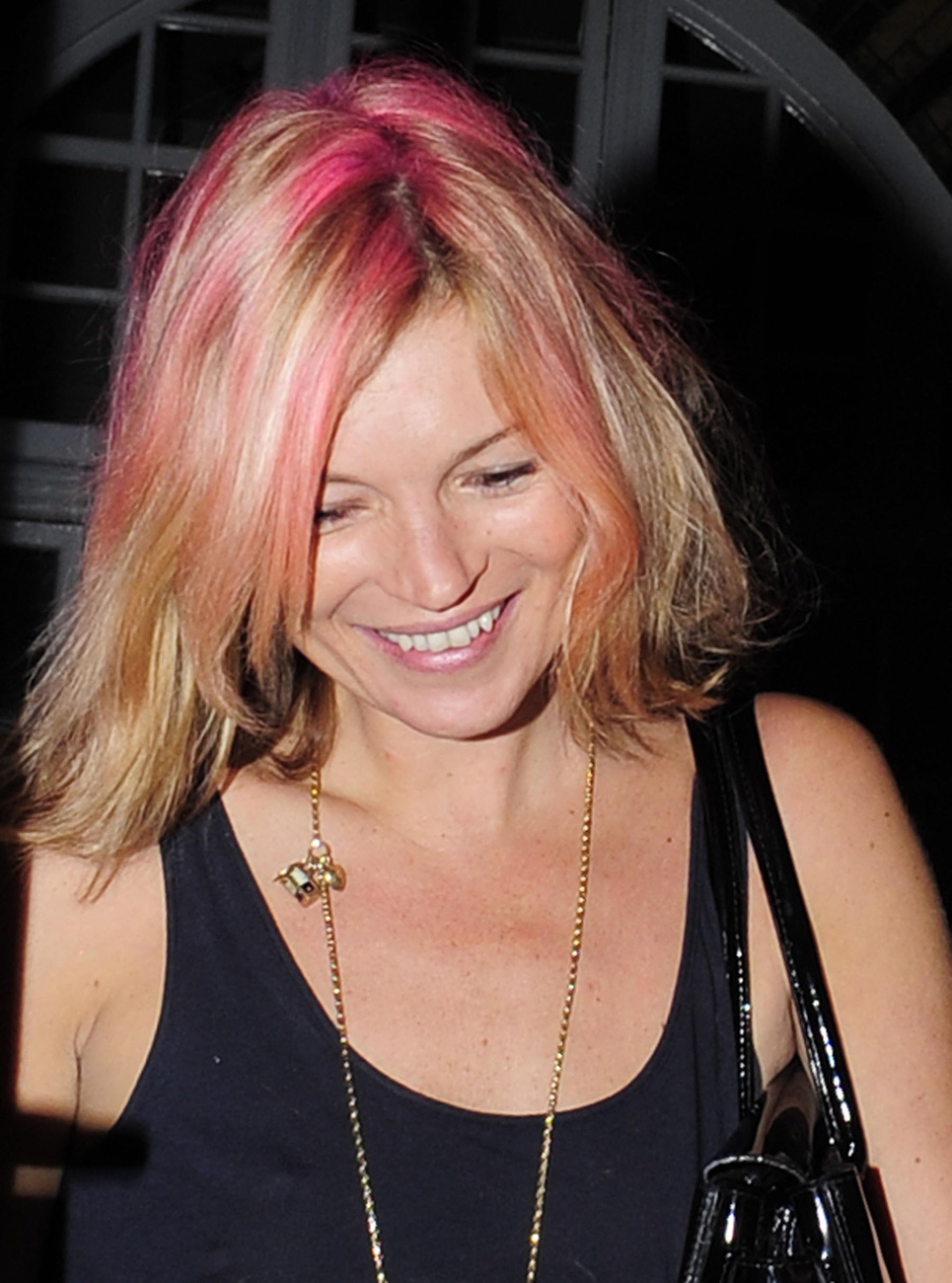 Kelly Osbourne hamu színnel kombinálta a pinket