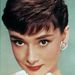 Audrey Hepburn stílust teremtett rövid frizurájával.