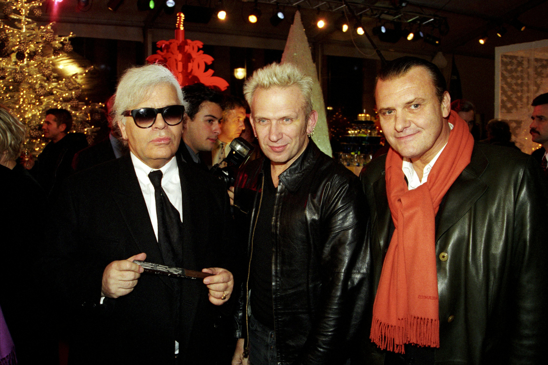 Karl Lagerfeld, Jean-Paul Gaultier és Jean-Charles De Castelbajac 1999-ben együtt állt kamera elé Párizsban, amikor bemutatták a divattervezők karácsonyfáit. 