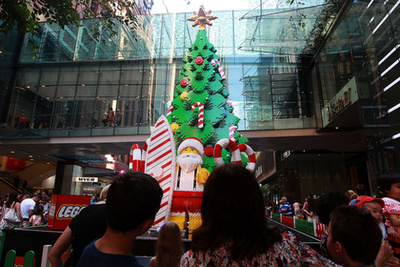 Legoból épült a karácsonyfa Sydneyben, ahol még a Mikulás is szörfözni készül.