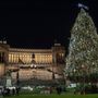 Rómában a Viktor Emánuel emlékműnél is található egy hatalmas és díszes karácsonyfa.