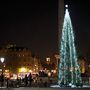 Londonban a Trafalgar téren áll ez a karácsonyfa, amitől azért többet vártunk. 