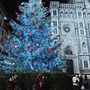 Ez itt Firenze idei karácsonyfája, ahol az emberek lelkesen szelfizgetnek