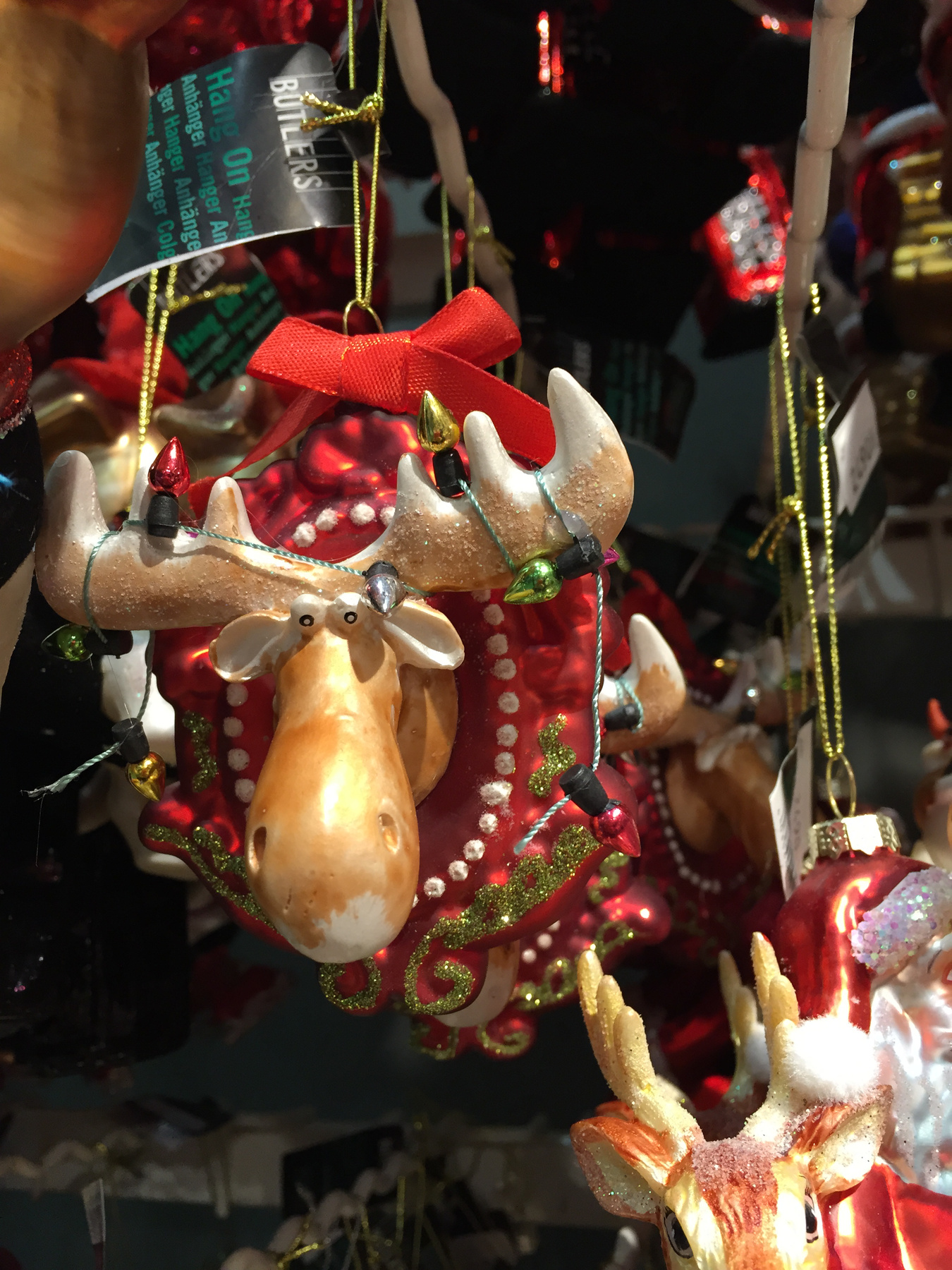 A végére hagytuk az egyik legjobbat: santaur! Azaz a kentaur karácsonyi változata. Tényleg van ilyen és rendelni is lehet. Igaz úgy 7000 forint körül jut hozzá, na de erre a díszre biztos, hogy unokái is büszkék lesznek!