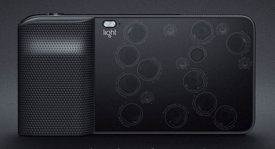 A Nokia OZO kamerája nemcsak 360 fokban rögzíti a képet, de hangot is vesz fel. Az ára 50 ezer dollár, ami 14 millió forint.