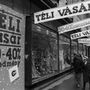 Budapest, Rákóczi úti Csillag áruház 1987-ben. Akciós feliratok erdején át visz az ember útja. Fortepan / Szalay Zoltán