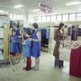 Gödöllő, Szövetkezeti Áruház, 1974. A tükörben megcsodálhattuk magunkon a megvásárolni kívánt szép ruhákat. És az iskolaköpenyt is. Fortepan / Bauer Sándor