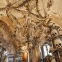 A csehországi Sedlec kápolnájában becslések szerint 40–70 000 ember csontjait használták fel a belső tér megalkotásához. A nem mindennapi helyszín évente 200 000 látogatót vonz, és 1995 óta az UNESCO világörökség része