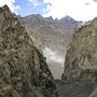 A Pakisztántól Kínáig tartó, 1300 kilométer hosszú, akár 4714 méteres magasságban is kanyargó Karakoram Highway kész életveszély: aki arra jár, számítania kell földcsuszamlásokra, lezuhanó sziklákra és lavinákra
