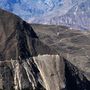 A pánamerikai autópályán kezdődő, Peru déli részén található Cotahuasi Canyon Roadon egy busz 10-12 óra alatt jut végig. A hely extrém veszélyes, elég csak annyit mondanunk, hogy a kanyon maximális mélysége 3525 méter 
