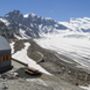 Hegymászók kedvelt kiindulópontja a Cabane FXB Panossiere Svájcban, amely 2645 méter magasan helyezkedik el. Közvetlenül a Corbassière gleccser mellett fekszik, ám az, aki itt szeretne éjszakázni, nem kerülheti el, hogy leküzdje az ide vezető emelkedőket. Nem lehet ide feljutni se felvonóval, se autóval, csak gyalog