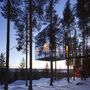 Kicsit kilóg a sorból, ám nem kevésbé gyönyörű kilátást kínál a Svédországban található Mirrorcube, fára épített kunyhó. Építészeti alkotásnak sem utolsó, hiszen tükrökkel borították be kívülről, így teljesen beleolvad az erdő fái közé. Itt éjszakázva igazán a természet közepén érezheti magát az ember
