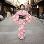 Tudtad, hogy a japán női kimonó 12 különböző darabból áll? A férfi ennél sokkal egyszerűbb, az jobbára csak ötrészes. Manapság a kimonókat általában csak ünnepi alkalmakkor öltik magukra, de még azért vannak olyanok – főleg az idősebbek körében –, akik hétköznap is hordják.