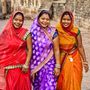 A muszlim és hindu vallás gyakorlói általában szárit viselnek, és a városokban gyakrabban hordanak ilyen ruhát, mint bárhol máshol. Egyszerűsége ellenére a világ egyik legsokoldalúbb és legstílusosabb ruhadarabja, amelyet több tucatféleképp módon terítenek magukra.