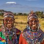 A Kenyában és Tanzániában élő maszájok az 1960-as évek előtt különböző színekre festett állatbőröket viseltek, ma viszont már ők is főként ruhát hordanak. A sok-sok szín, a virágminták viszont megmaradtak, no és a gyöngyös ékszerek. 