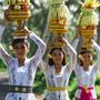 Indonézia hagyományos ruhája a virágos, és általában selyemből, pamutból vagy poliészterből készült saronggal, szoknyával hordott kebaya, amelyet ma már Malajziában, Szingapúrban, Bruneiben, Mianmarban, Thaiföld, valamint a Fülöp-szigetek egyes részein és Kambodzsában is viselnek. 