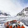 A Déli-sark, azaz az Antarktisz nem az a hely, ahol életre szólóan szeretnénk letelepedni. A lakatlan, jeges kontinens mégis sokak számára érdekes: akik megengedhetik maguknak, 60 000 dollárért odarepülhetnek, majd közel egy hetet eltölthetnek a fagy birodalmában, és ha akarnak, akár síelhetnek vagy búvárkodhatnak is a Föld legdélibb pontján