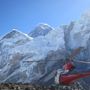 A Mount Everest szintén nem veszélytelen: az extrém magashegyi viszonyok nemegyszer tapasztalt hegymászók halálát is okozták. Aki azonban elegendő pénzzel rendelkezik, lemondhat a hosszadalmas felkészülésről és a veszélyes hegymászásról: ma már helikopterrel is fel lehet jutni a Föld legmagasabb hegycsúcsára – potom 1350 dollárért