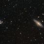 A jobb oldali galaxiscsoport a Szarvas nyelve, a bal oldali a Stephan-kvintett. A legnagyobb galaxis a képen az NGC 7331 katalógusjelet viseli, érdekessége, hogy nagyon hasonlít a mi galaxisunkra, a Tejútra – 50 millió fényévre van tőlünk. A kép bal oldalán látszólag összetartoznak a galaxisok, de a kékesfehér jóval közelebb van hozzánk, mint a társai – előbbi 233 millió, a többi 300-350 millió fényévre  