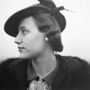 1938: a rövid, hullámos frizura tartósan uralja az aktuális divatot, ráadásul a kalap is könnyen viselhető vele