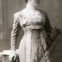 1900: a hajsütő vassal begöndörített tincsek kontyba rendezése sokáig uralkodó trend volt a női frizurák világában