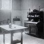 1911: kis fantáziával már fellelhetők a század a 20. század eleji konyhában a 21. század konyhájának elemei: a sziget, a konyhafal, a vizesblokk stb.