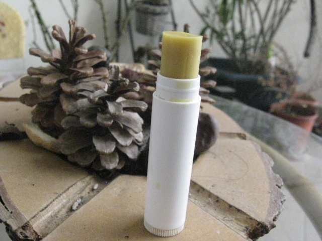 A szilárd parfümöt használhatja a füle mögé, vagy a csuklójára, akár a folyékony változatát.