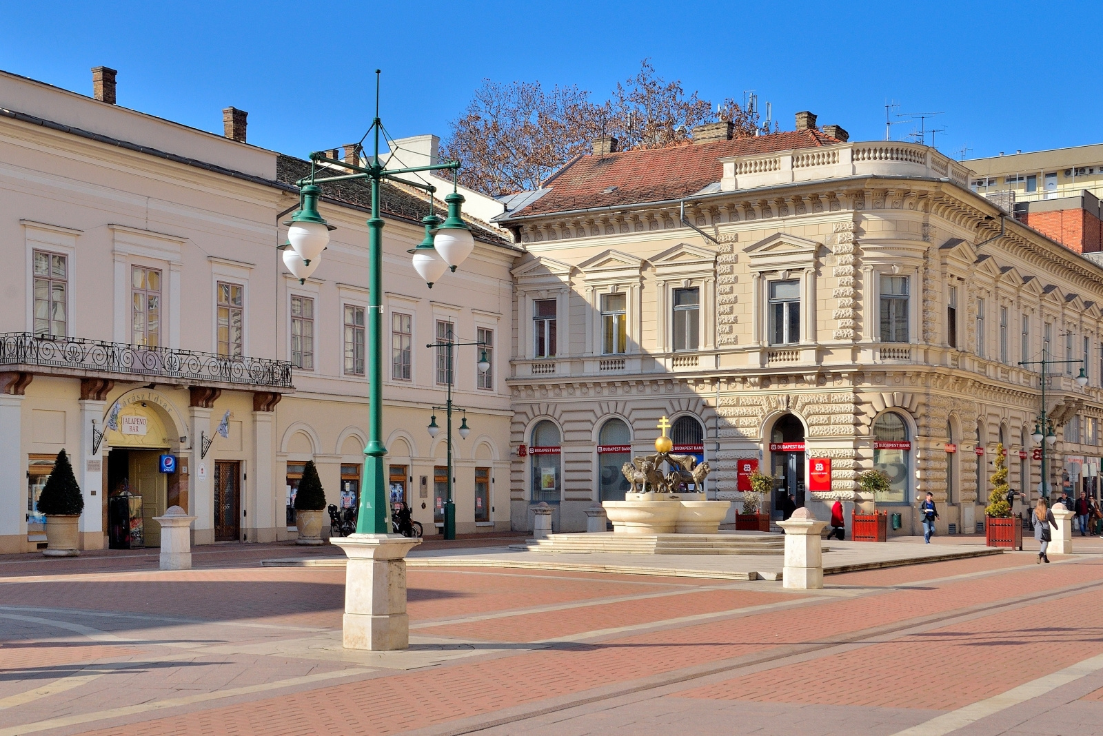 Széchenyi utca, Miskolc. Jobb oldalon a távolban a Miskolci Nemzeti Színház fehér épülete látszik