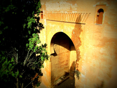 Bár a medencékkel, szökőkutakkal, mirtuszbokrokkal kialakított fantasztikus udvarok, és a stukkókkal, faragásokkal és légiesen könnyed mennyezetekkel rendelkező belső termek labirintusszerű rendszere már nem olyan buja mint egykor, még mindig bőven van mire rácsodálkozni - Granada, Alhambra