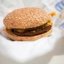 A gluténmentes dupla sajtburger semmiben nem különbözik a sima verziótól, eltekintve a zsömlétől...