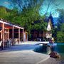 Bledi-tó - Étterem és fürdőtó, Garden Village