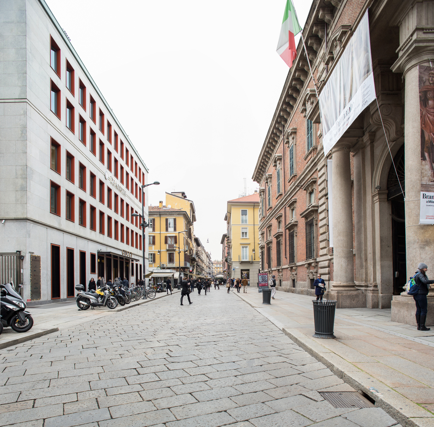 Ne kerülje el Milánóban az üzleteket sem! Ez itt például egy elég elegáns Zara bejárat.