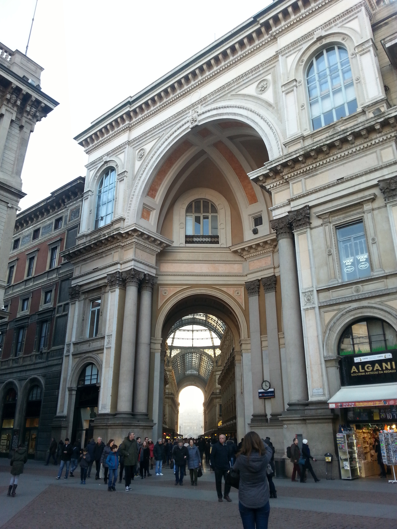 Ne kerülje el Milánóban az üzleteket sem! Ez itt például egy elég elegáns Zara bejárat.