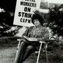Az 1981-es kanadai postássztrájk alatt a dolgozók többek között a fizetett szülési szabadságért tüntettek.
