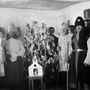 A betlehemezők 1942-ben állták körbe ezt a fácskát, melyet fényekkel is díszítettek