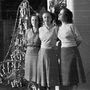Családi póz 1959-ből a karácsonyfa mellett