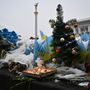 A kijevi Függetlenség téren az idei karácsonyra készült ez az installáció: a zászlón elhunyt ukrán katonák nevei sorakoznak