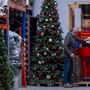  Harald von Hippel hatalmas diótörőket kölcsönöz karácsonyi vásároknak: itt épp tisztogat egyet